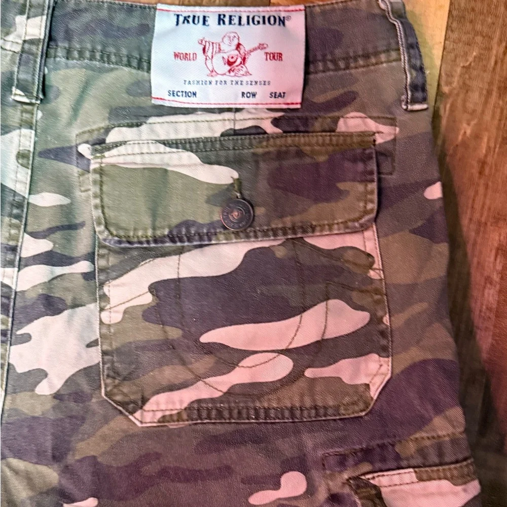 True Religion Camo Cargo Shorts – Size 33 - Picture 2 of 7